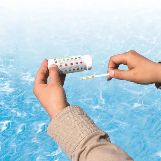 Bandă de test pentru apă, comparată cu scala de culori